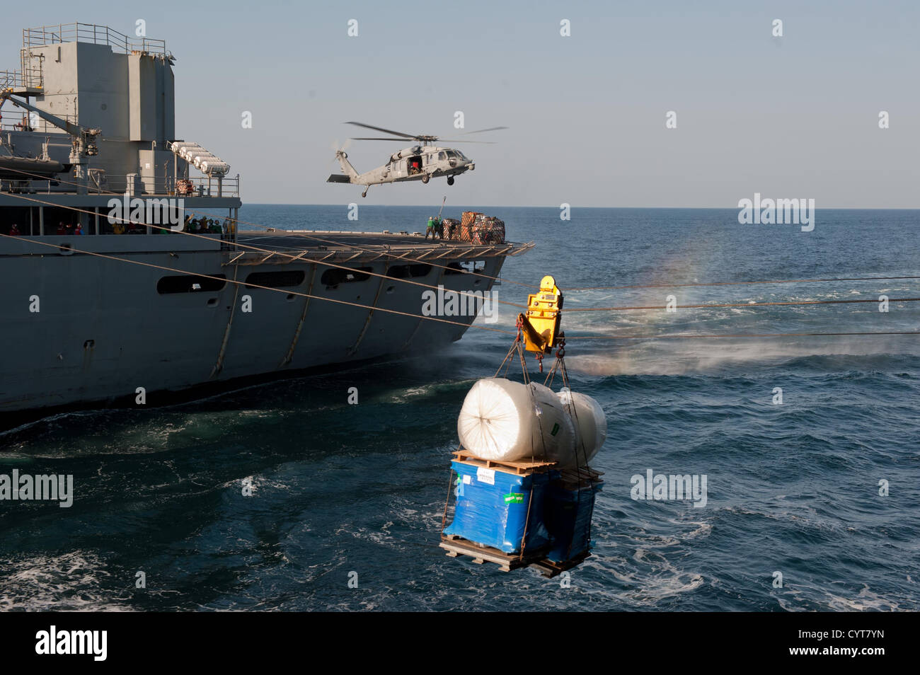 Un MH-60S Sea Hawk hélicoptère hélicoptère à partir de l'hélicoptère de combat Eightballers Mer Escadron (HSC) 8 magasins capte depuis la cabine de pilotage de la mission de combat militaire rapide Commande de navire USNS Bridge (T-AOE 10) au cours d'un ravitaillement en mer wit Banque D'Images