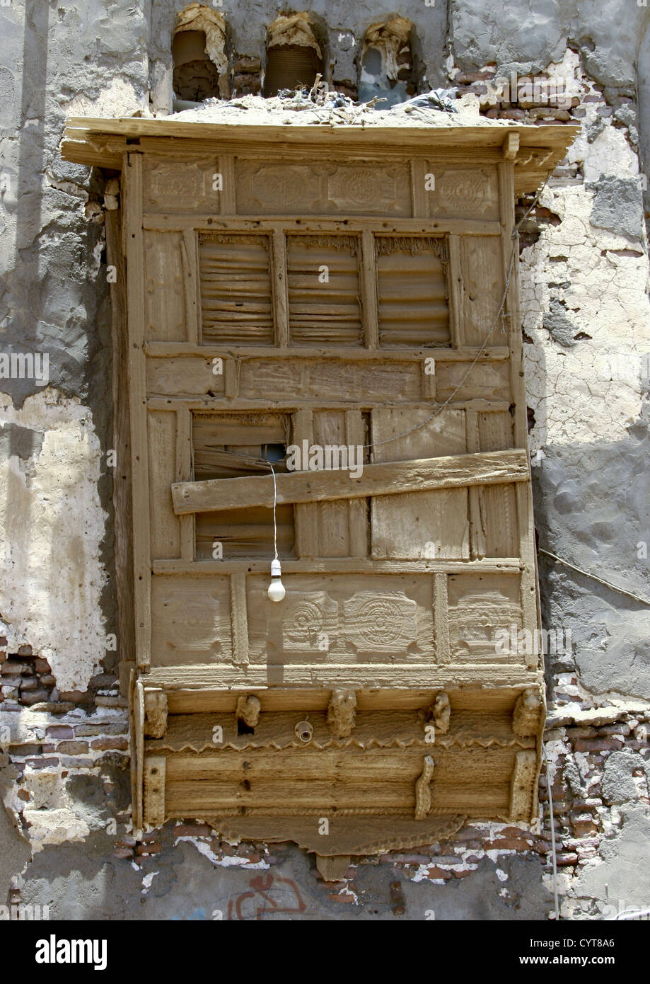 Mashrabiya avec une petite ampoule qui traverse, de moka, au Yémen Banque D'Images