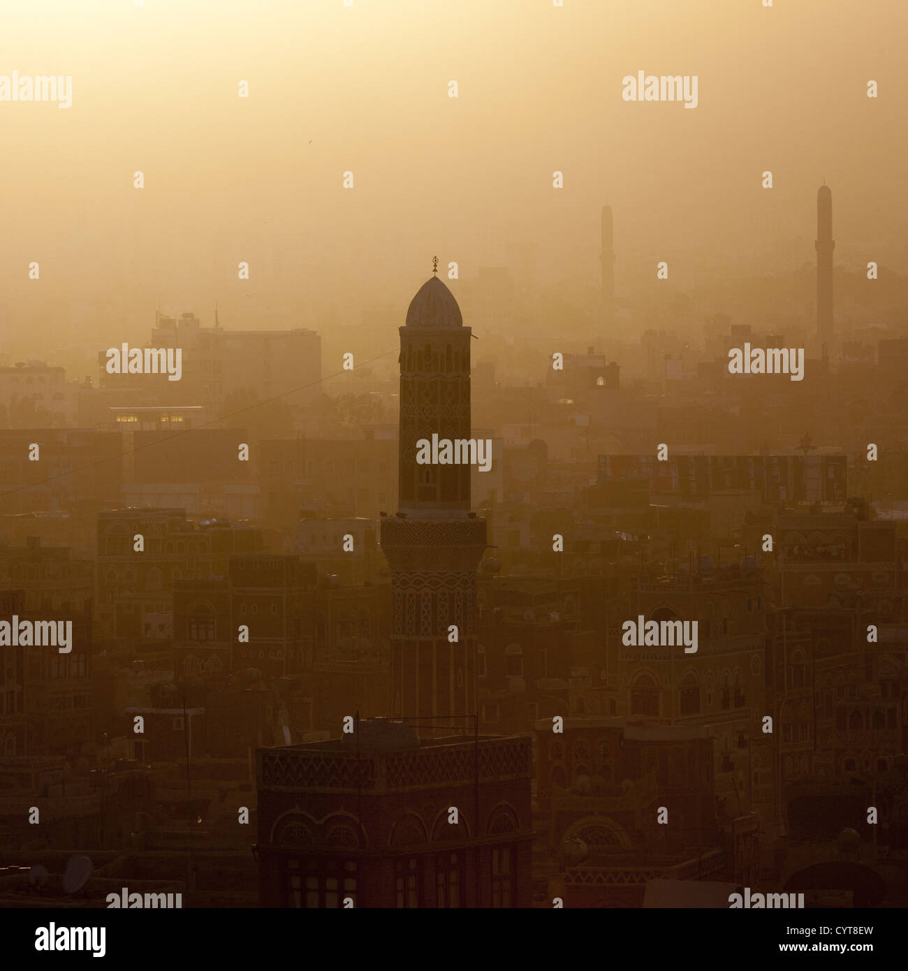 Minaret d'une mosquée au coucher du soleil, Sanaa, Yémen Banque D'Images