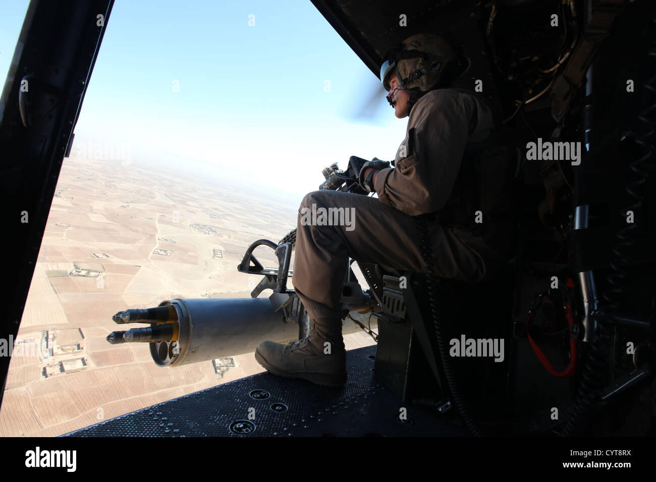Le sergent du Corps des Marines des États-Unis. Travis M. Barnes, instructeur d'armes à feu de marine de l'Escadron d'hélicoptères d'attaque (HMLA) 469, groupe d'aéronefs Marine 39, 3rd Marine Aircraft Wing (avant), fournit un appui aérien rapproché au cours de la province d'Helmand, en Afghanistan, le 8 novembre Banque D'Images