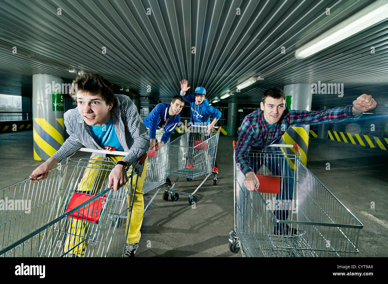 Quatre jeunes hommes - groupe de punk rock, le parking d'un centre commercial Banque D'Images