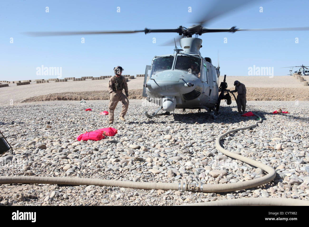 Les Marines américains avec l'Escadron d'hélicoptères d'attaque légère Marine HMLA) et 469 (HMLA-169, Marine Aircraft Group 39, 3rd Marine Aircraft Wing (avant), de la terre à la base d'opérations avancée (BOA) Shukvani, province de Helmand, en Afghanistan, le 8 novembre 2012. Les escadrons réfugiés Banque D'Images