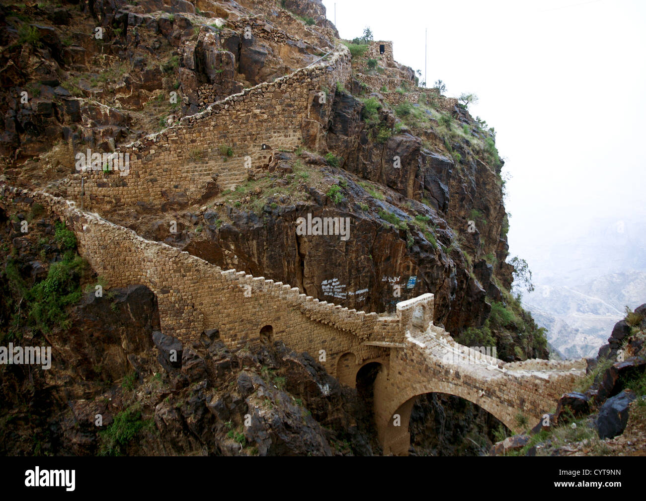 L'Shahara Pont sur une gorge rocheuse, au Yémen Banque D'Images