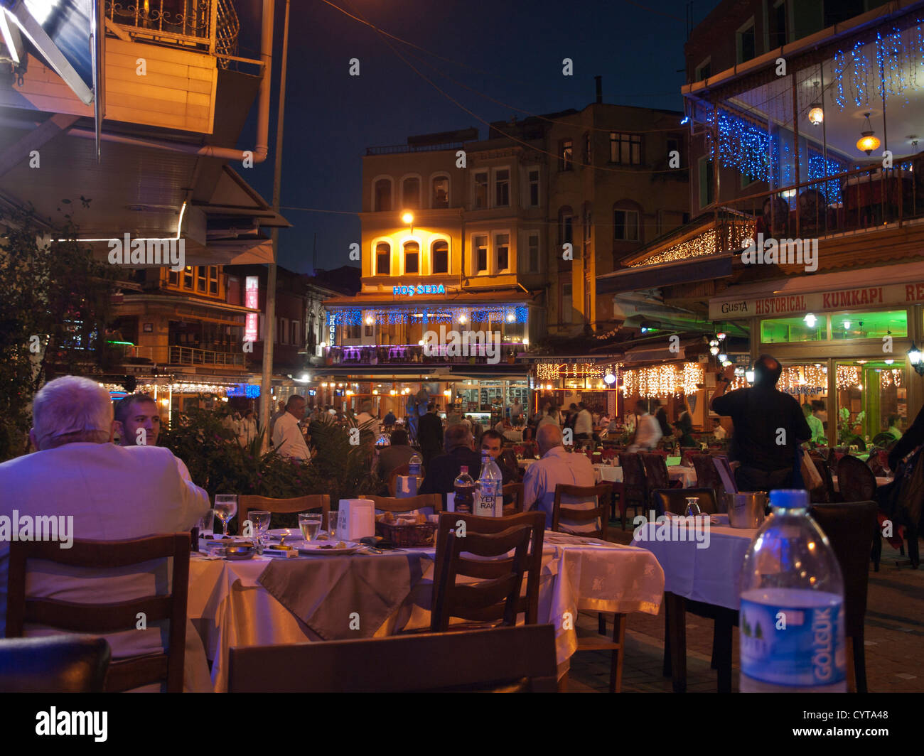 Rue et square présentant surtout des restaurants de poisson de Kumkapi Istanbul TURQUIE, soir foule Banque D'Images