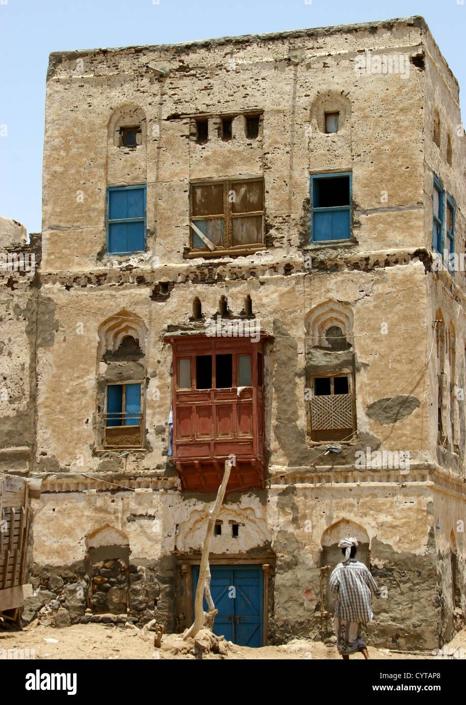 Vieille maison de deux étages avec Mashrabiya rouge, moka, Yémen Banque D'Images