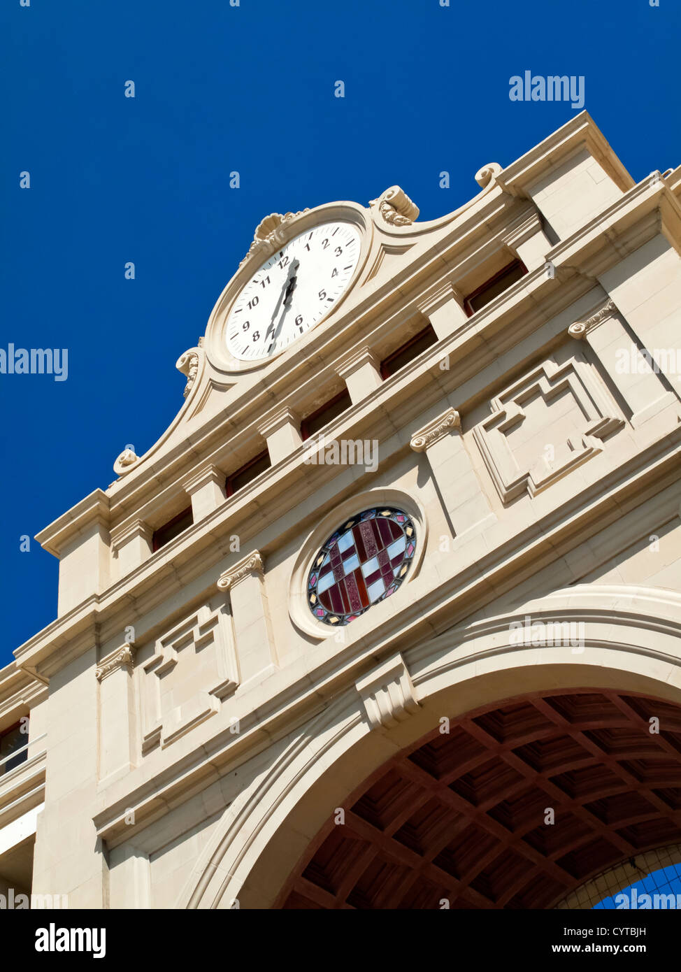 Stade olympique de Barcelone à Montjuic Barcelone Espagne construit en 1927 et rénové pour les Jeux Olympiques de 1992 avec l'horloge et arch Banque D'Images