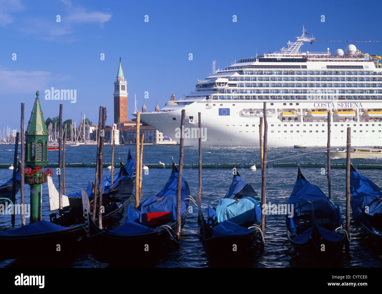 Bateau de croisière traversant lagoon et près de bloquer des Palladio's Basilique de San Giorgio Maggiore Venise Vénétie Italie Banque D'Images