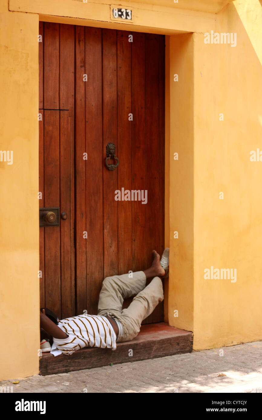 L'homme sur la porte, Carthagène, Colombie Banque D'Images