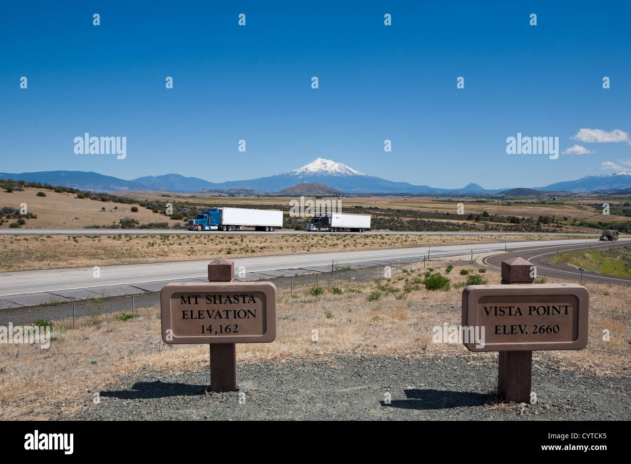 Photographie couleur de Mt. Shasta, Californie pris de négliger le long de l'autoroute Interstate 5. Banque D'Images