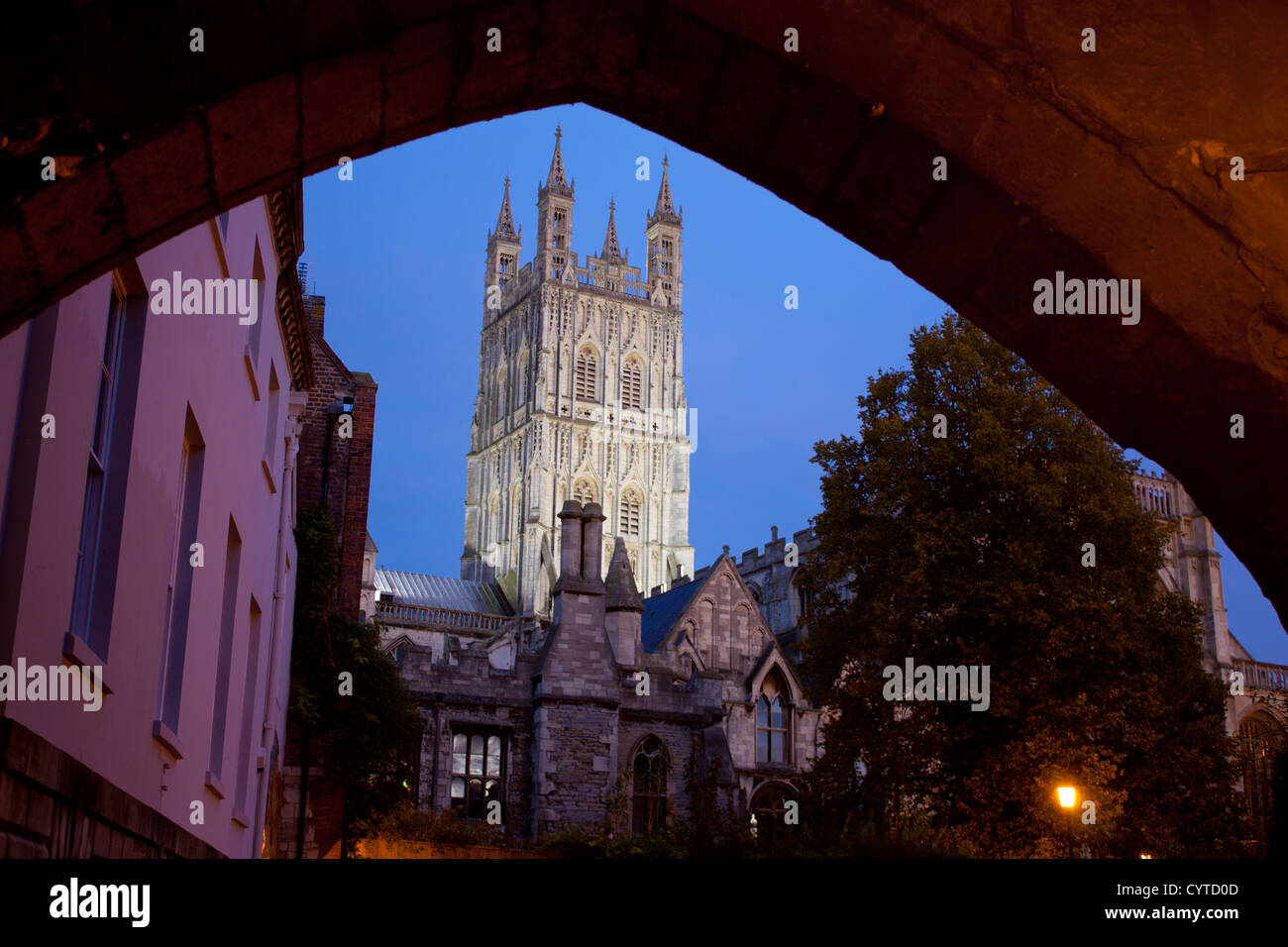 La cathédrale de Gloucester, au crépuscule / Crépuscule / nuit vu par archway of St Mary's Gate Gloucestershire England UK Banque D'Images