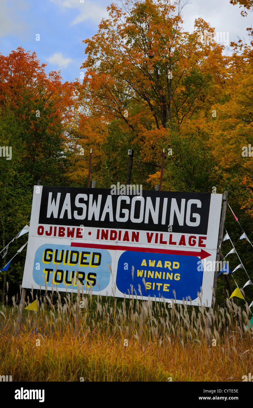 Signe pour le Waswagoning Indiens Ojibwe Northwoods Village près de la ville de Lac du Flambeau, Wisconsin Banque D'Images