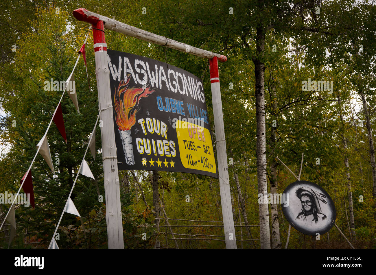 Signe pour le Waswagoning Indiens Ojibwe Northwoods Village près de la ville de Lac du Flambeau, Wisconsin Banque D'Images
