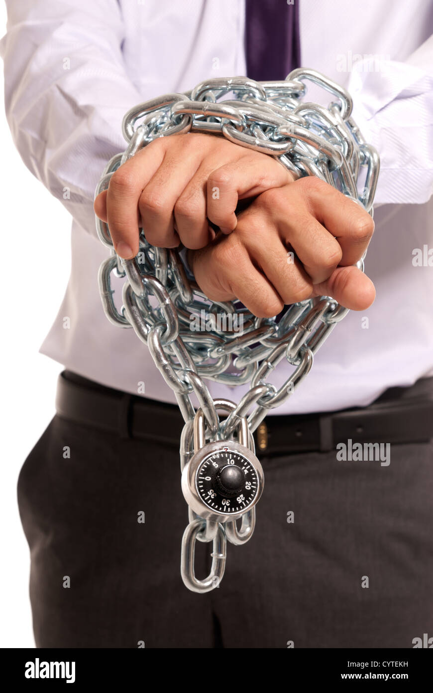 Businessman mains enchaînés avec chaîne et cadenas, symbole de l'esclave, travail isolé sur fond blanc Banque D'Images