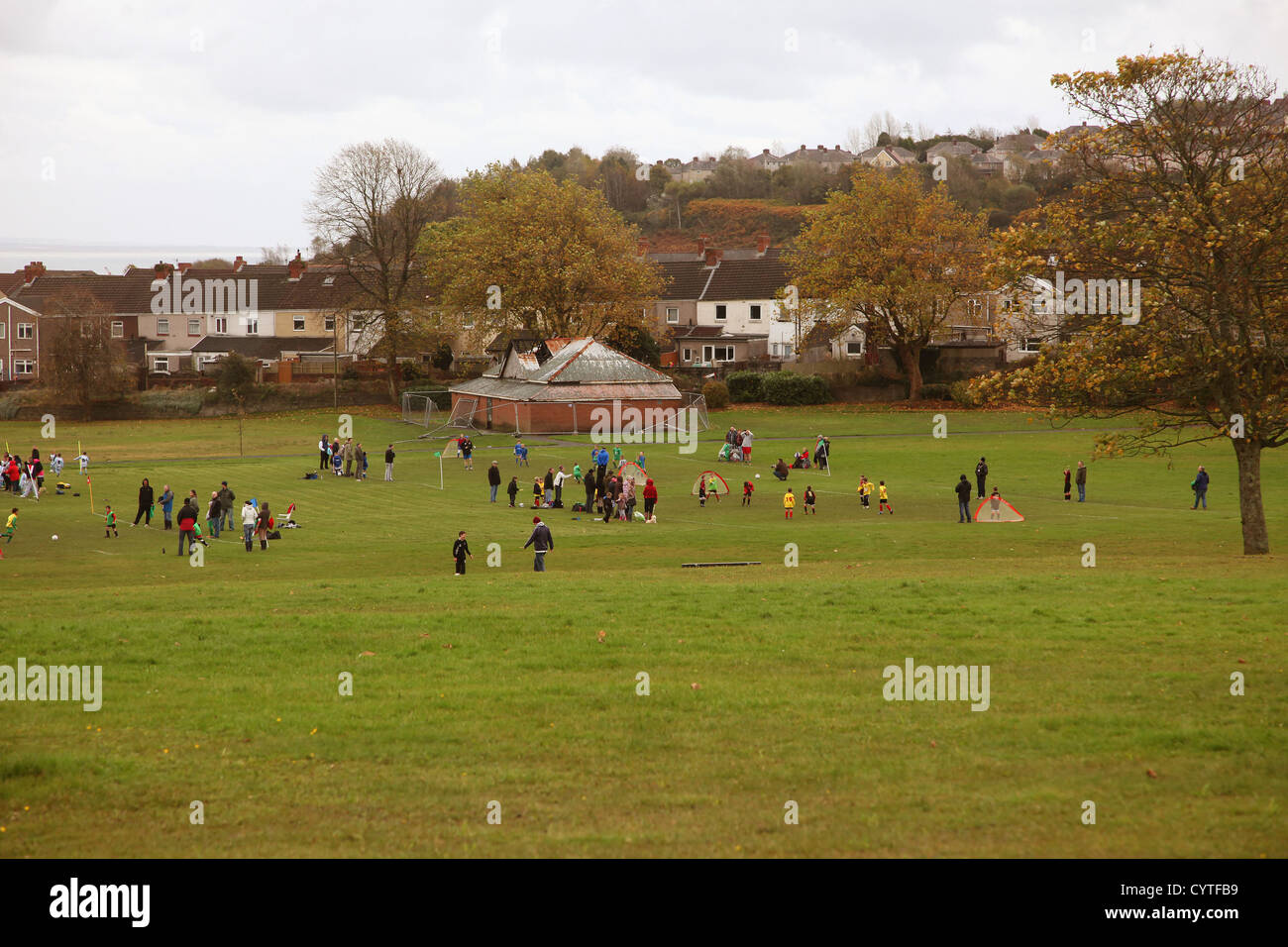 Football pour les enfants un dimanche matin dans Burlias, Swansea, Pays de Galles, Royaume-Uni Banque D'Images