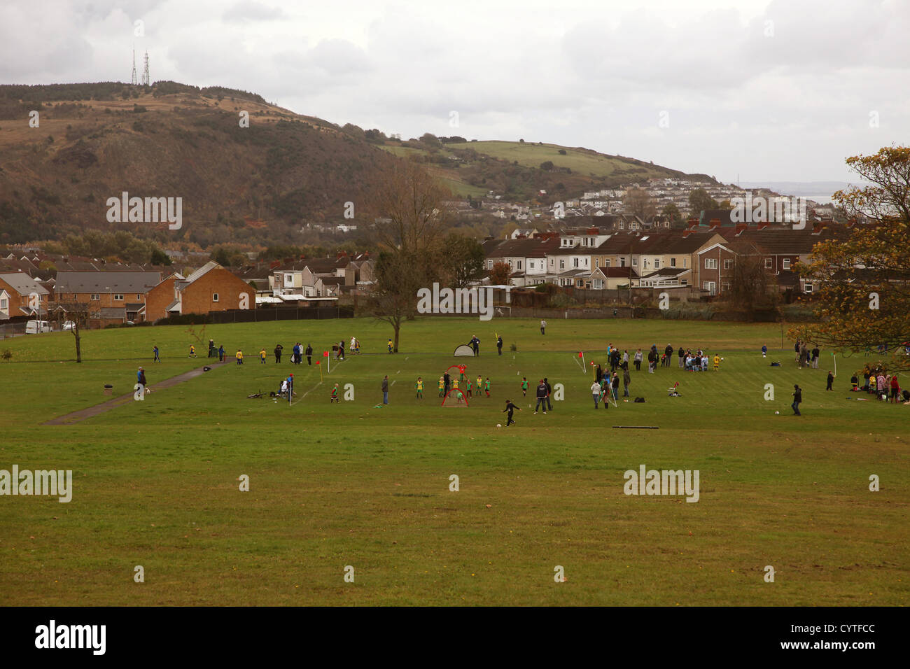 Football pour les enfants un dimanche matin dans Burlias, Swansea, Pays de Galles, Royaume-Uni Banque D'Images