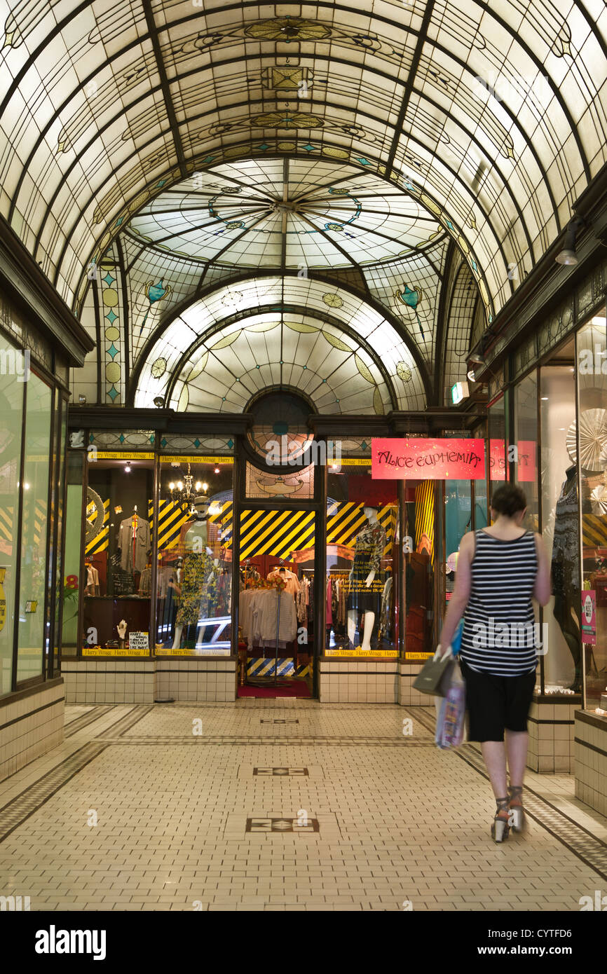 La ville de Melbourne CBD de beaux vitraux de la cathédrale de style Art déco et des allées Shopping Arcade. Banque D'Images