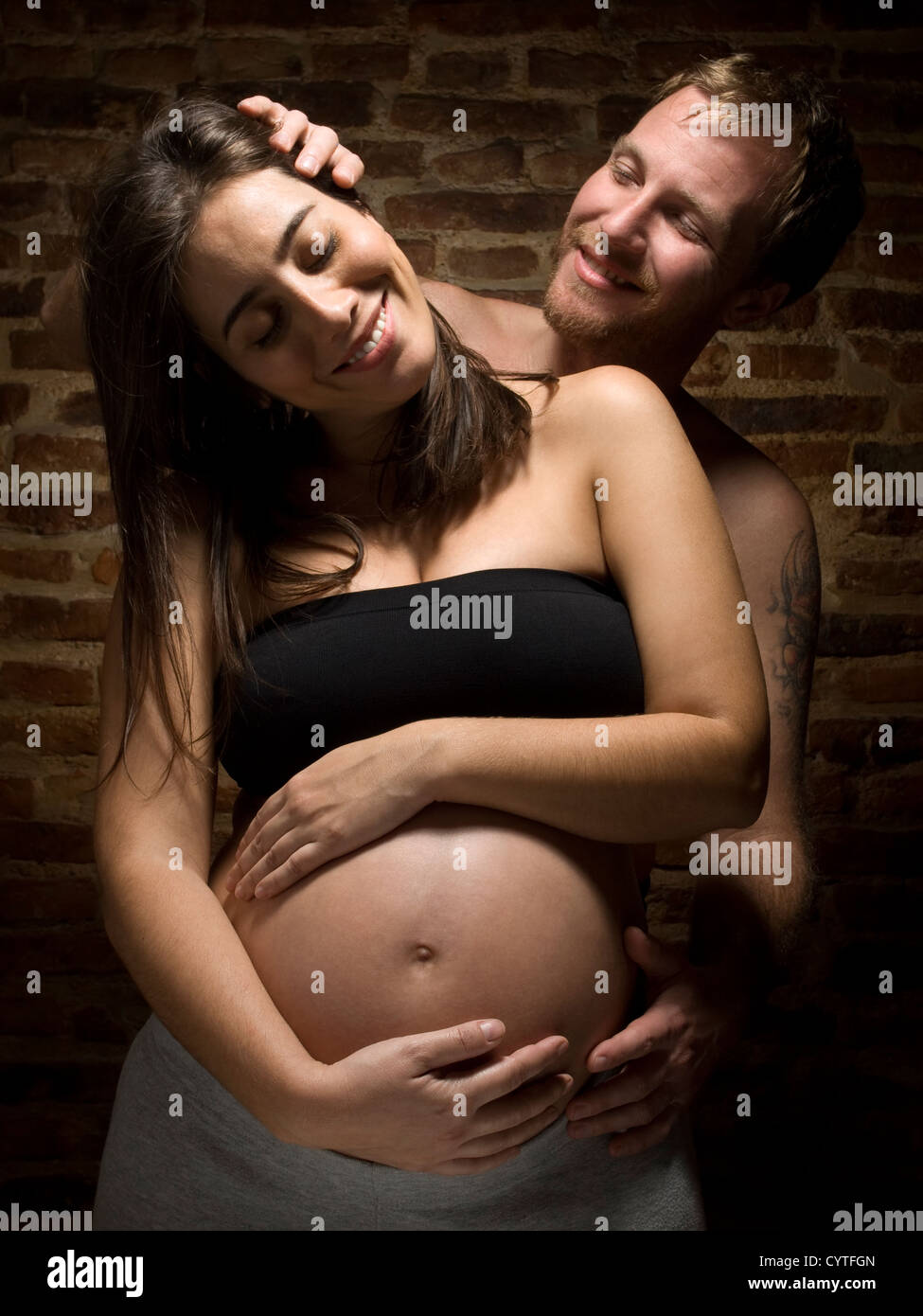 Un homme caressant sa belle femme enceinte Photo Stock - Alamy
