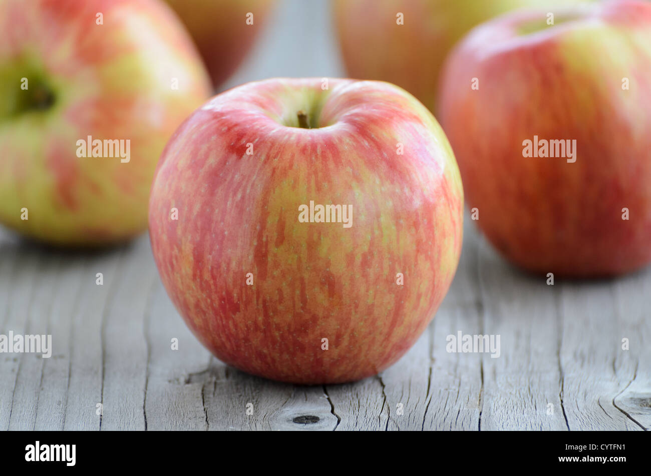 Pommes sur une table en bois Banque D'Images