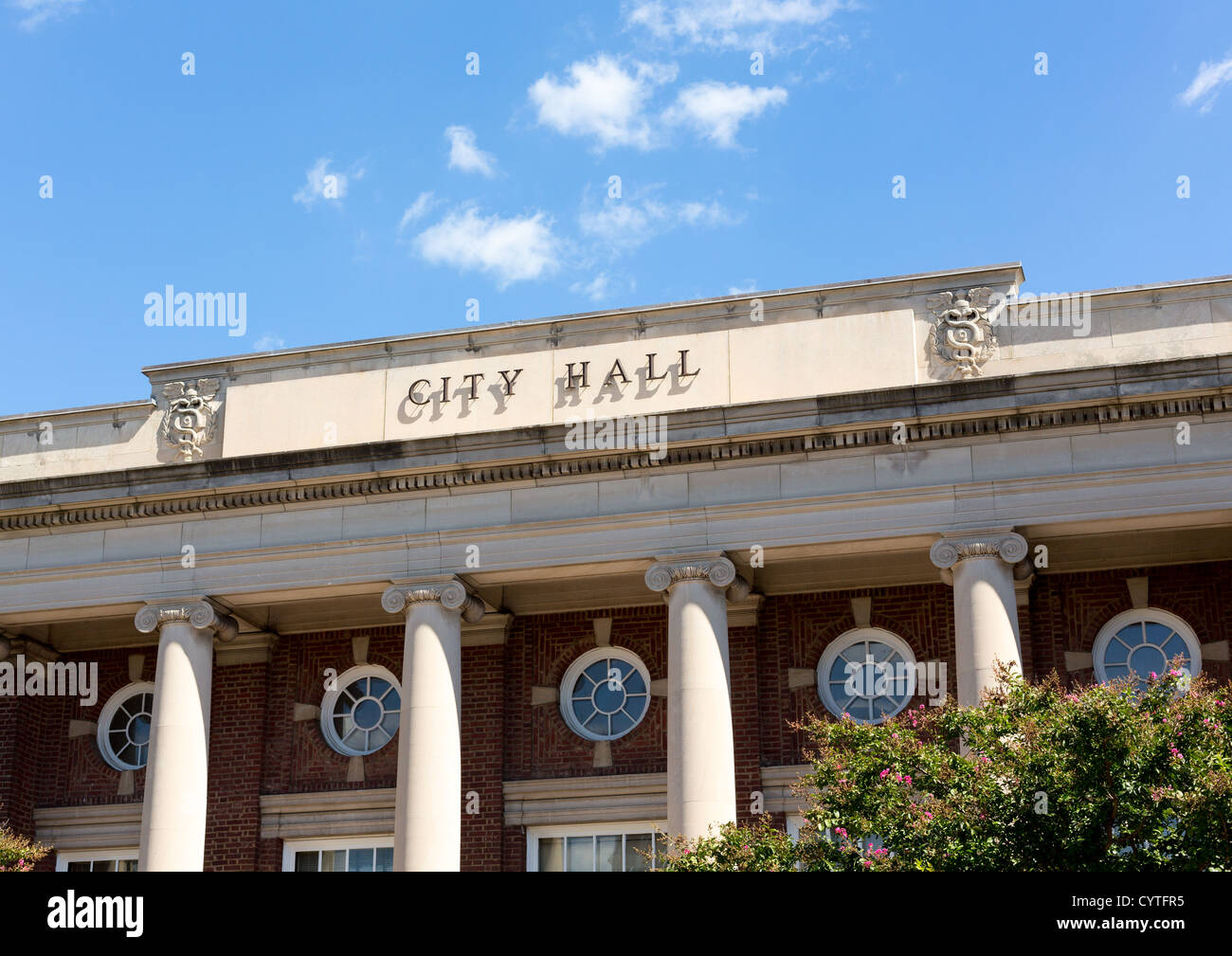 Signe de l'Hôtel de ville et de l'ombre à Fredericksburg Virginia Banque D'Images