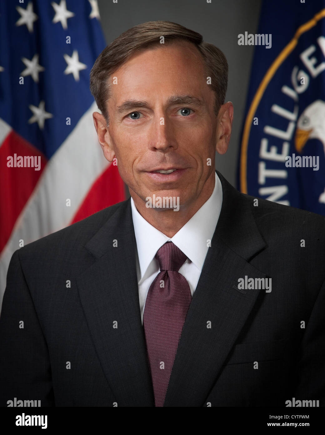 David H. Petraeus, le directeur de l'Agence centrale de renseignement dans son portrait officiel. Petraeus a démissionné le 9 novembre 2012 après avoir publié une déclaration indiquant qu'il s'était livré à une affaire extra-conjugale. Banque D'Images