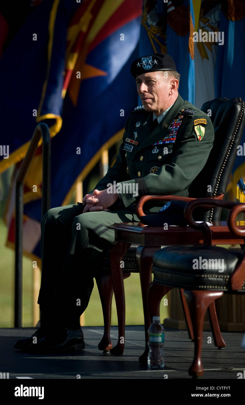 Général américain David H. Petraeus au cours de la cérémonie de prise de commandement CENTCOM sur la base aérienne MacDill, 31 octobre 2008 Tampa, FL. Petraeus a démissionné en tant que directeur de la CIA le 9 novembre 2012 après avoir publié une déclaration indiquant qu'il s'était livré à une affaire extra-conjugale. Banque D'Images
