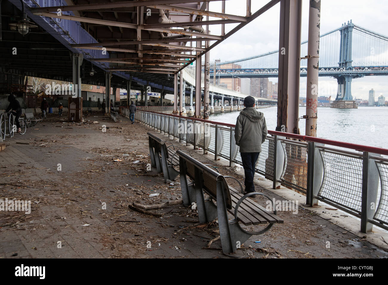 Les gens qui marchent le long de l'East River promenade près de South Street Seaport vérifiant les dommages après l'Ouragan Sandy. Banque D'Images