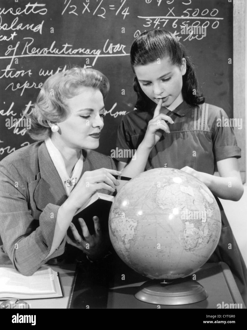 Le professeur et l'étudiant looking at globe Banque D'Images