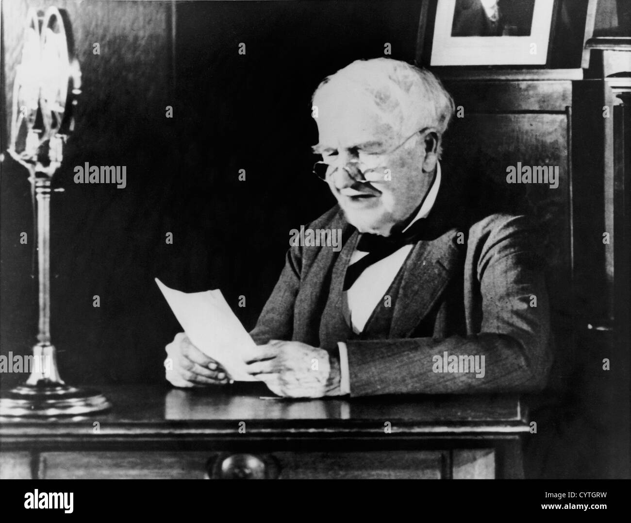 Un Portrait de Thomas Edison assis à son bureau Banque D'Images