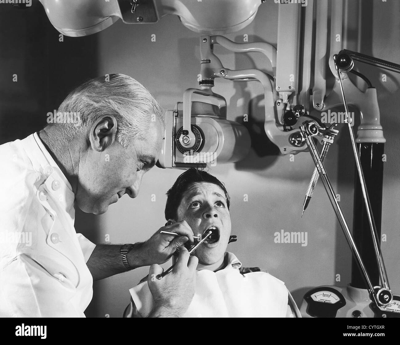 Dentiste travaillant sur les dents de jeune garçon Banque D'Images