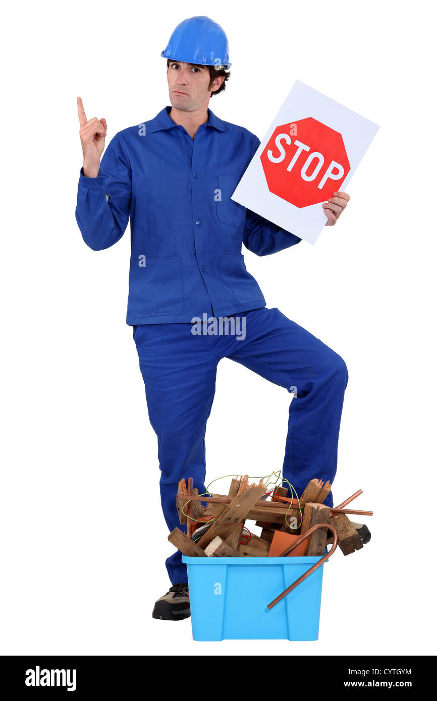 Travailleur de la construction d'encourager les gens à recycler Banque D'Images