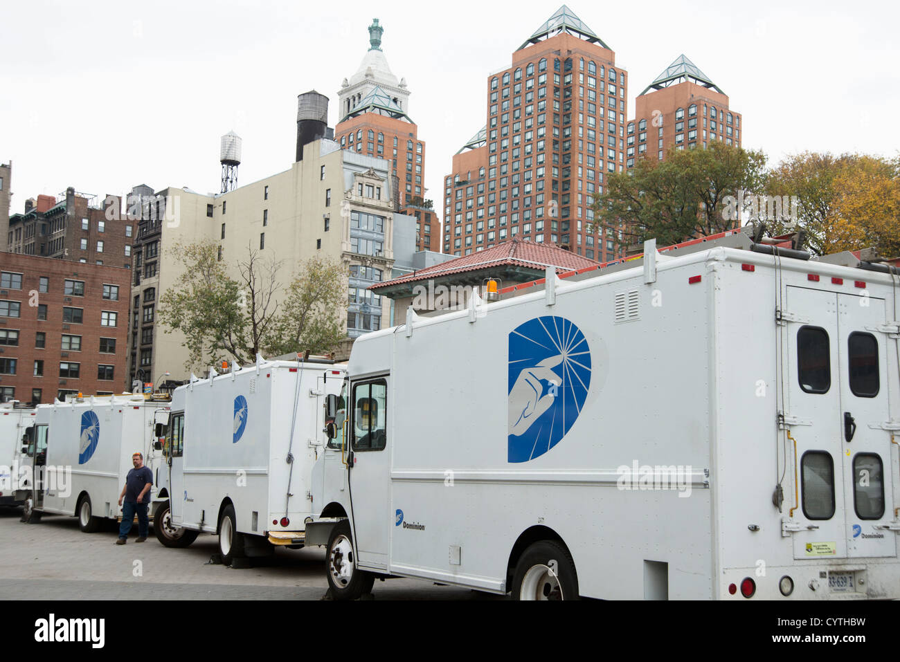 Les électriciens et les travailleurs d'alimentation de tout le pays à la mise en scène de New York Union Square pour aider avec l'interdiction de l'Ouragan Sandy Banque D'Images