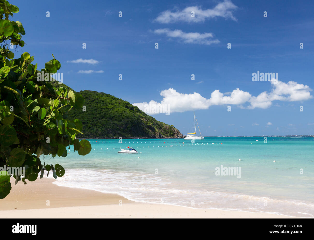 Anse Marcel beach et bateaux sur la partie française de St Martin Sint Maarten Antilles Banque D'Images