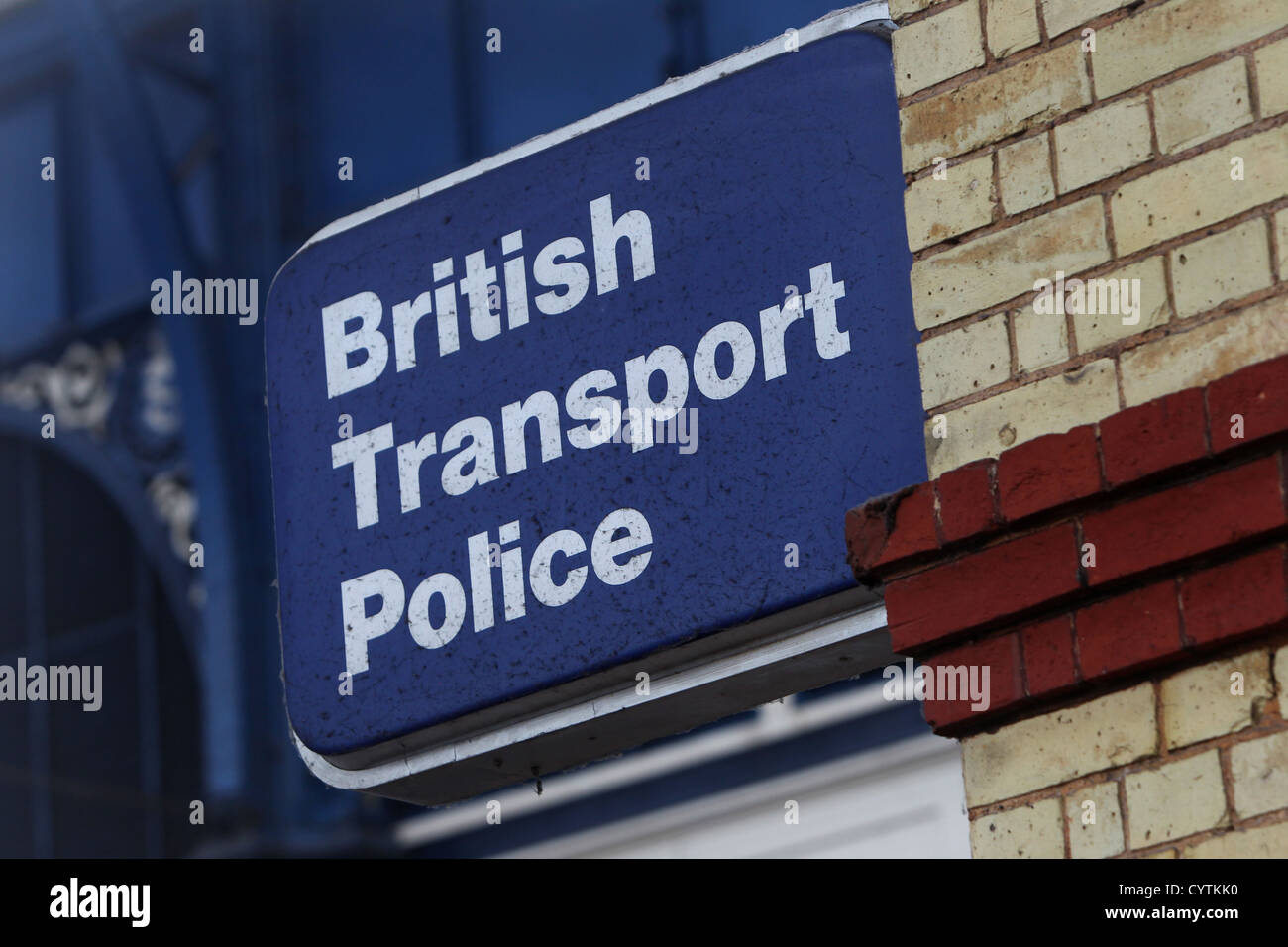 Signe de la police britannique des transports dans une gare à Brighton, East Sussex, UK. Banque D'Images