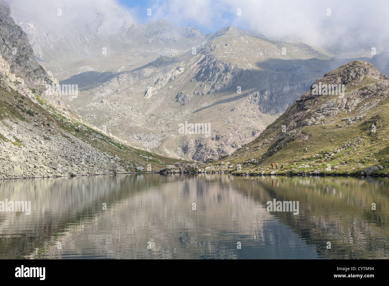 Lac alpin près du chemin d'accès à la partie supérieure de la montagne Mont Viso, l'un des plus pittoresques de montagne Alpes Banque D'Images