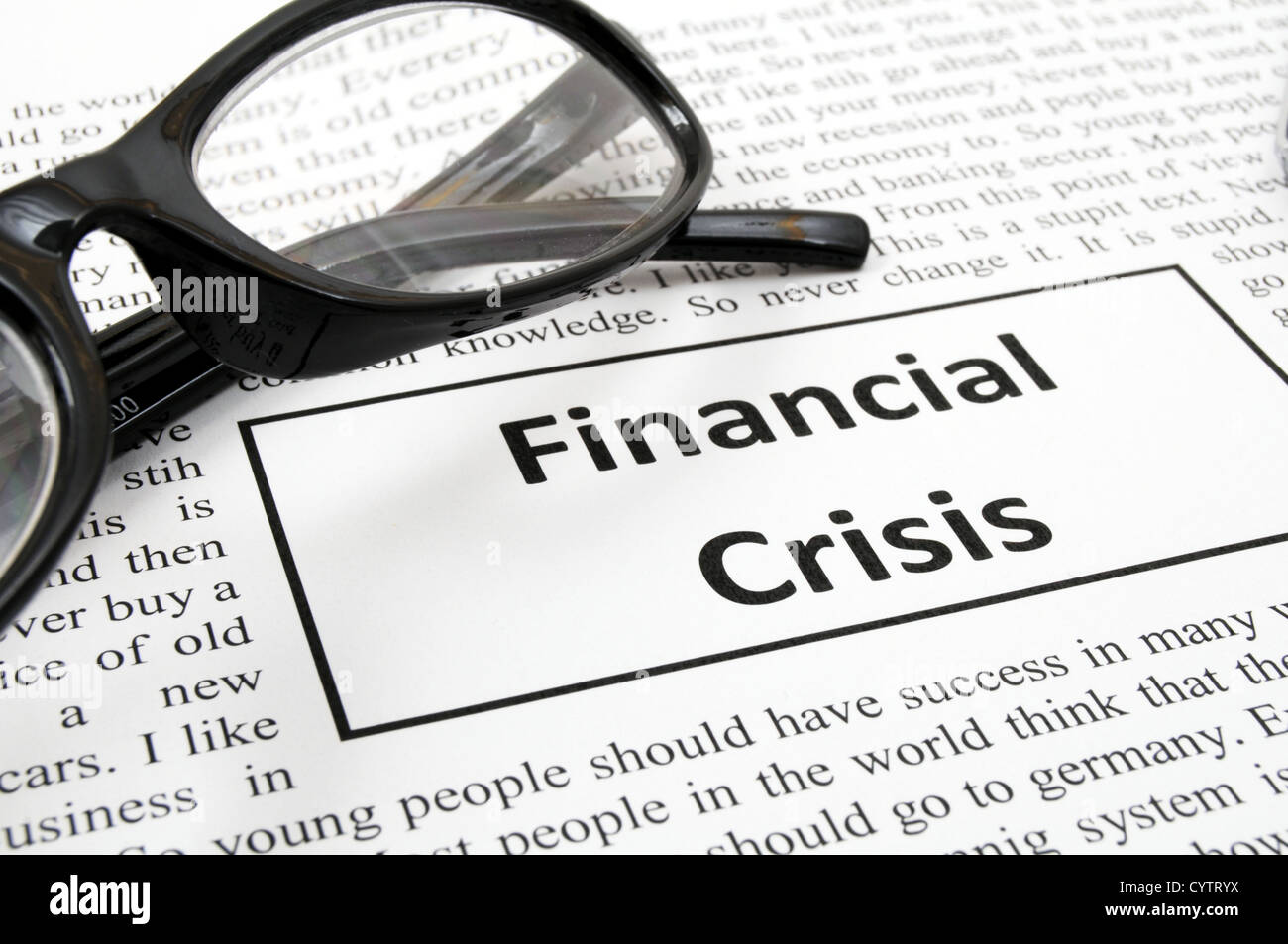 Concept de crise financière avec de faux journal montrant ralentissement économique Banque D'Images