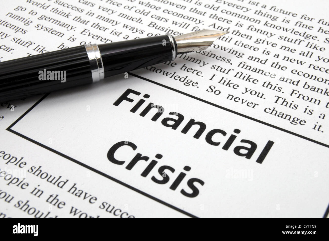 Concept de crise financière avec de faux journal montrant ralentissement économique Banque D'Images