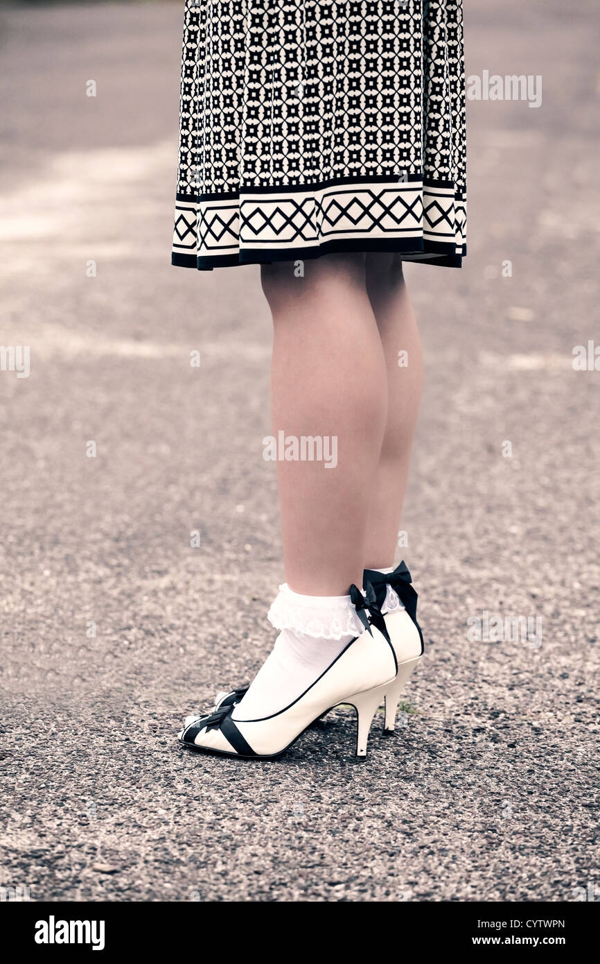 Les jambes et les chaussures d'une femme de style 50s Banque D'Images