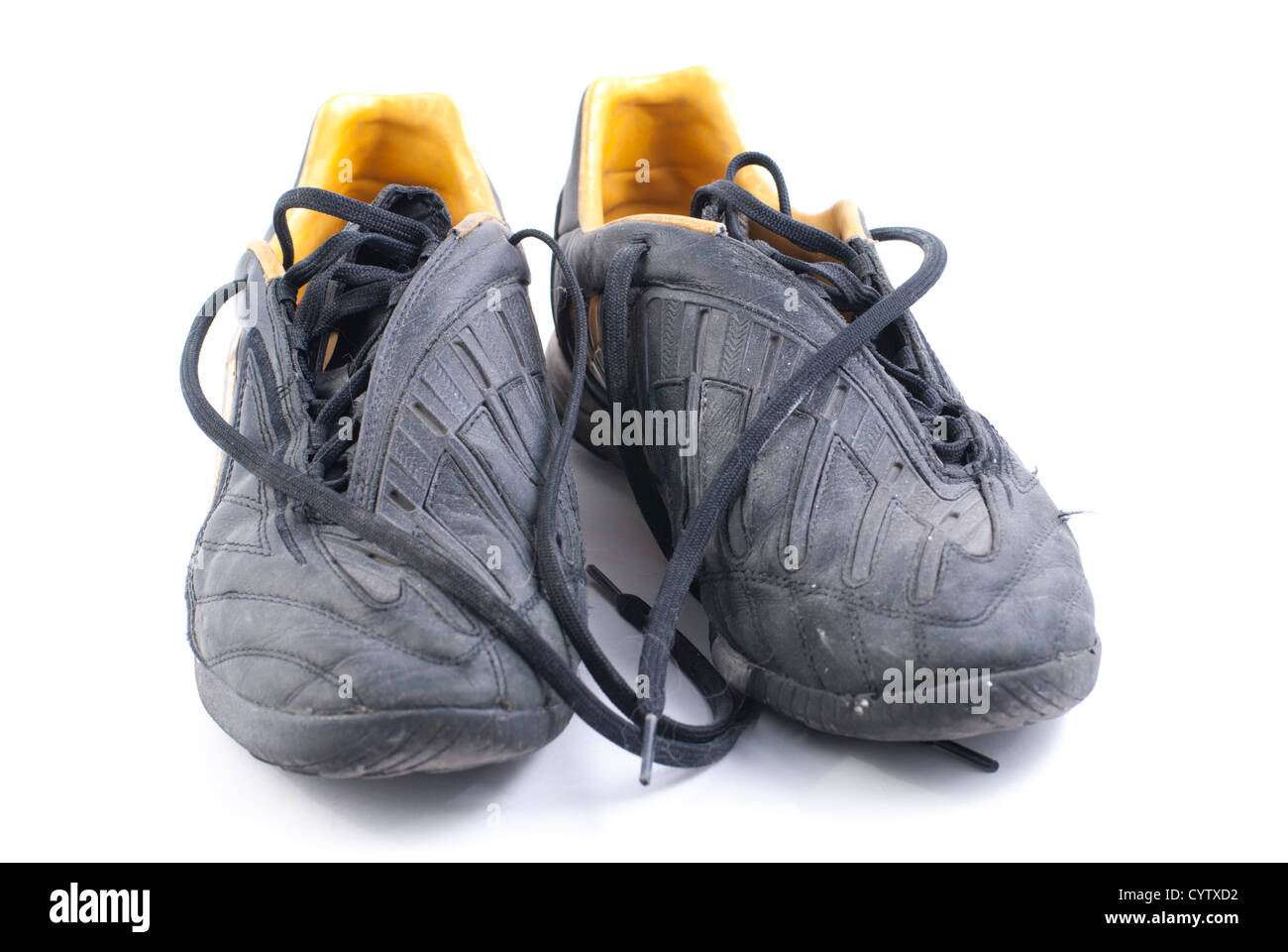 Deux vieilles chaussures de football noir Banque D'Images