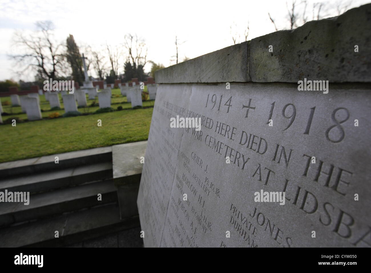 Malbork, Pologne 10, novembre 2012 Les célébrations du Jour du Souvenir en Pologne . Visites personnes Commonwelth britannique Cememetry dans Malbork et allumer des bougies sur les tombes. Cimetière de guerre du Commonwealth de Malbork contient 232 sépultures de la Seconde Guerre mondiale. Il y a aussi 13 sépultures de la Première Guerre mondiale qui ont été déplacées de Gdansk (Dantzig) Cimetière de garnison en 1960. Le cimetière contient également le mémorial de Malbork , commémorant les victimes de la Première Guerre mondiale 39 enterré à Heilsberg (Cimetière des prisonniers de guerre a changé en 1953 pour le Cimetière de guerre Lidsbark) où leurs tombes ne pouvait plus être maintenue. Banque D'Images