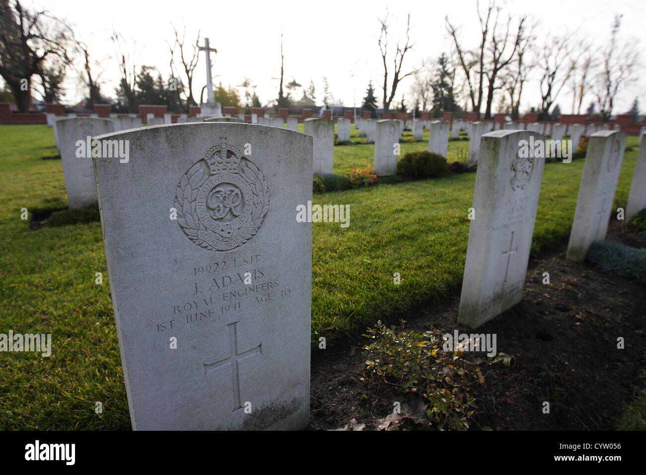 Malbork, Pologne 10, novembre 2012 Les célébrations du Jour du Souvenir en Pologne . Visites personnes Commonwelth britannique Cememetry dans Malbork et allumer des bougies sur les tombes. Cimetière de guerre du Commonwealth de Malbork contient 232 sépultures de la Seconde Guerre mondiale. Il y a aussi 13 sépultures de la Première Guerre mondiale qui ont été déplacées de Gdansk (Dantzig) Cimetière de garnison en 1960. Le cimetière contient également le mémorial de Malbork , commémorant les victimes de la Première Guerre mondiale 39 enterré à Heilsberg (Cimetière des prisonniers de guerre a changé en 1953 pour le Cimetière de guerre Lidsbark) où leurs tombes ne pouvait plus être maintenue. Banque D'Images