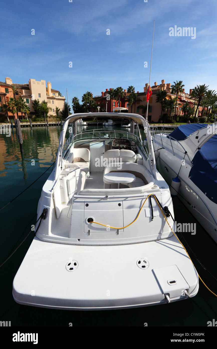Bateau yacht dans la marina de Sotogrande, Costa del Sol, Espagne Banque D'Images