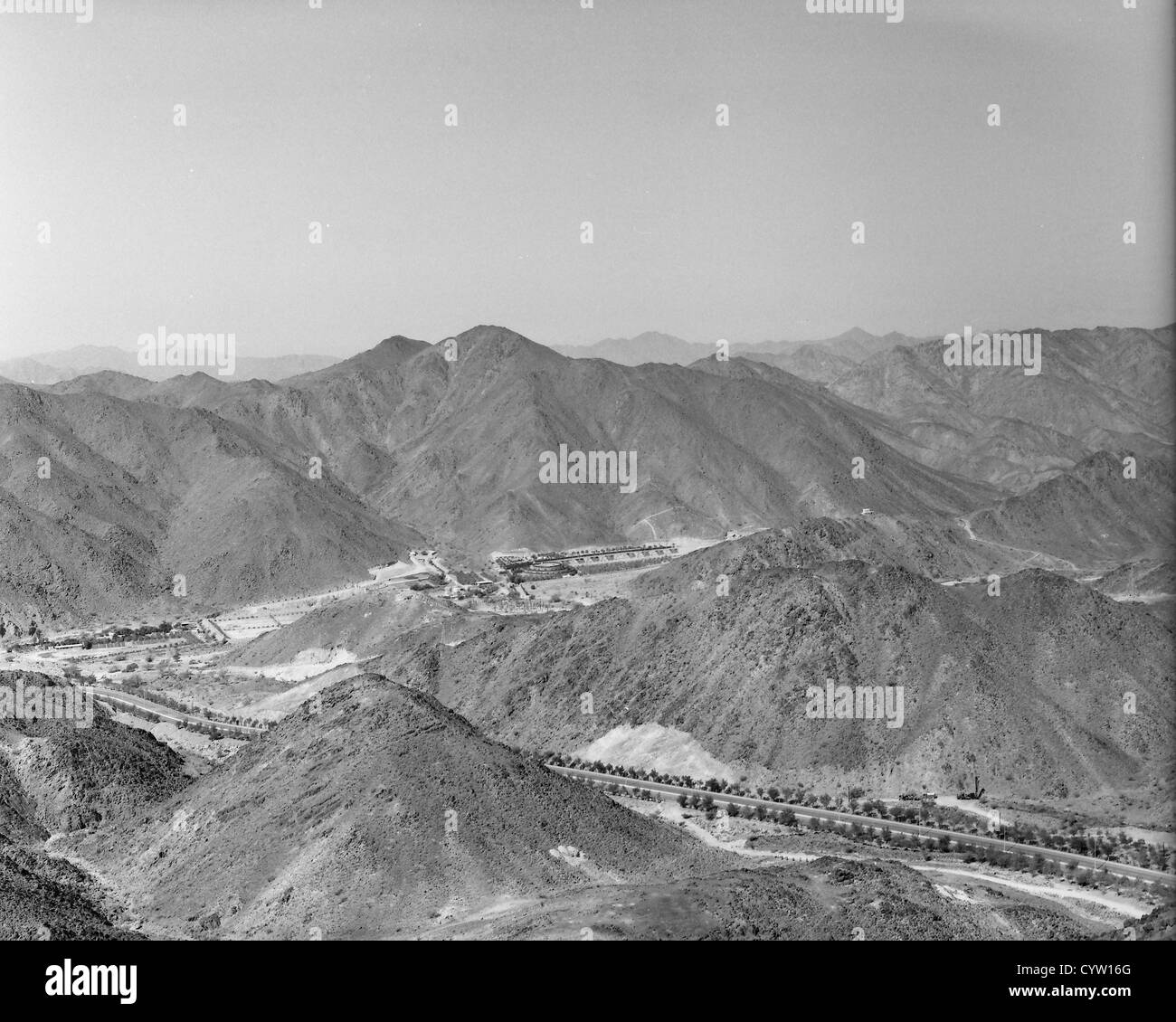 Long Lane de route entre montagnes en Fujairah, ÉMIRATS ARABES UNIS Banque D'Images