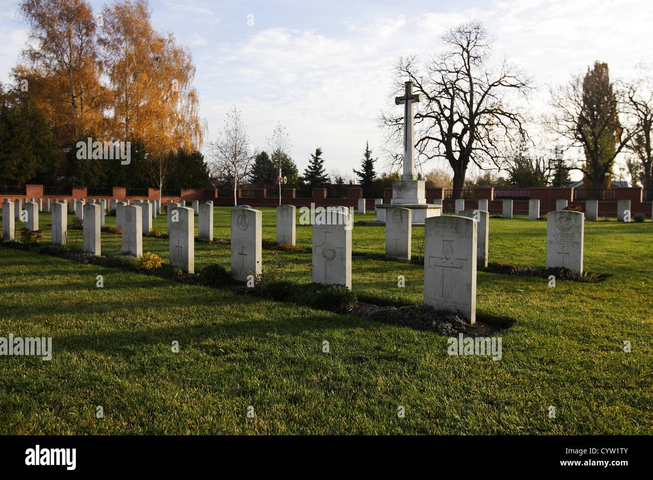 Malbork, Pologne 10, novembre 2012 Les célébrations du Jour du Souvenir en Pologne . Visites personnes Commonwelth britannique Cememetry dans Malbork et allumer des bougies sur les tombes. Cimetière de guerre du Commonwealth de Malbork contient 232 sépultures de la Seconde Guerre mondiale. Il y a aussi 13 sépultures de la Première Guerre mondiale qui ont été déplacées de Gdansk (Dantzig) Cimetière de garnison en 1960. Le cimetière contient également le mémorial de Malbork , commémorant les victimes de la Première Guerre mondiale 39 enterré à Heilsberg (Cimetière des prisonniers de guerre a changé en 1953 pour le Cimetière de guerre Lidsbark) où leurs tombes ne pouvait plus être maintenue. Banque D'Images