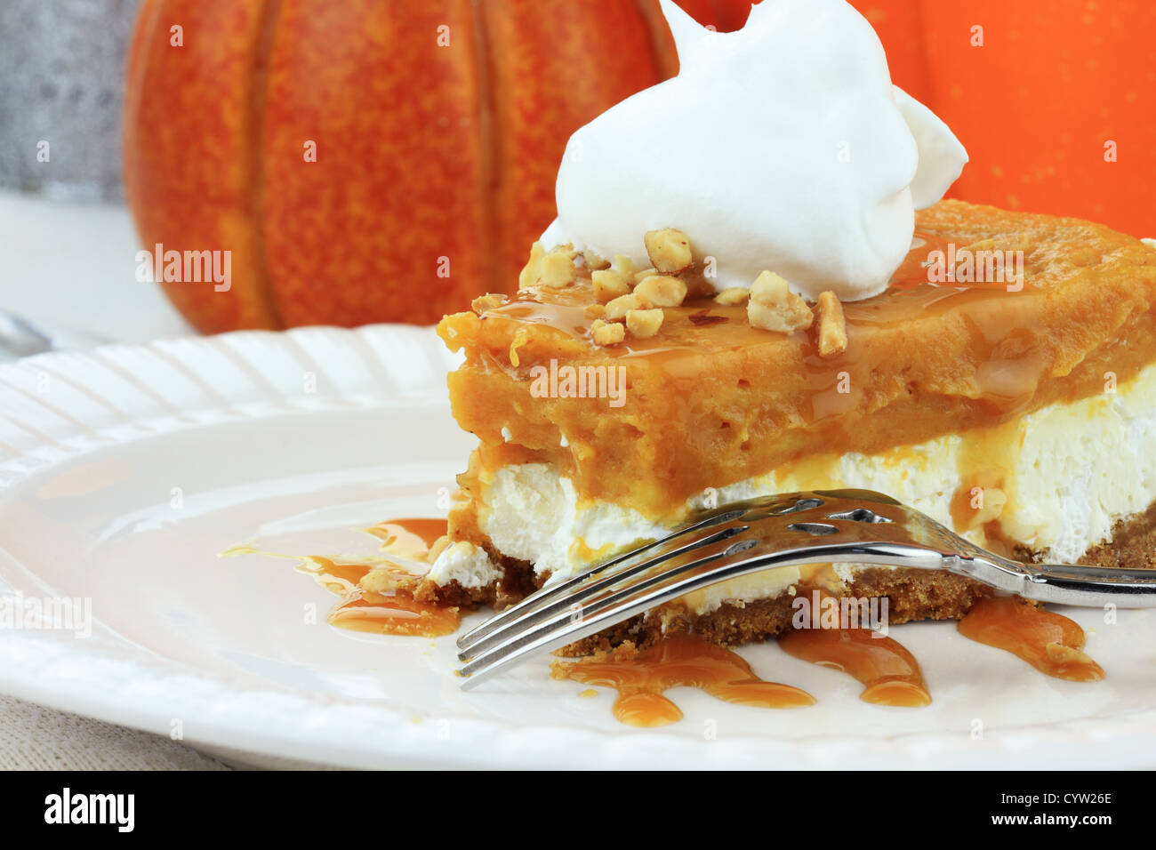 Double couche tranche de tarte à la citrouille sans cuisson faite avec la citrouille, pouding à la vanille,le fromage à la crème, et la crème fouettée. Banque D'Images