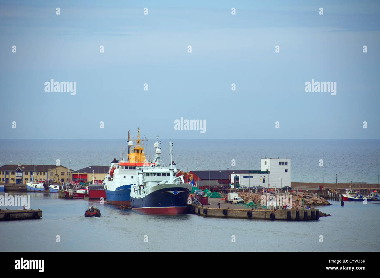Un port animé avec les bateaux de pêche et activités terrestres Banque D'Images