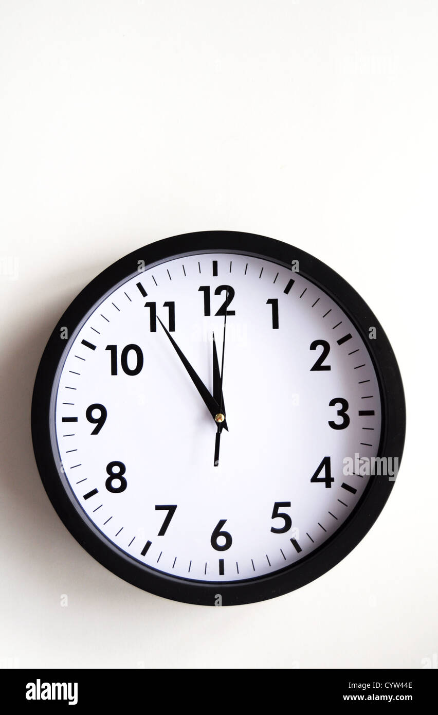 Concept de temps avec montre ou une horloge sur mur blanc Banque D'Images