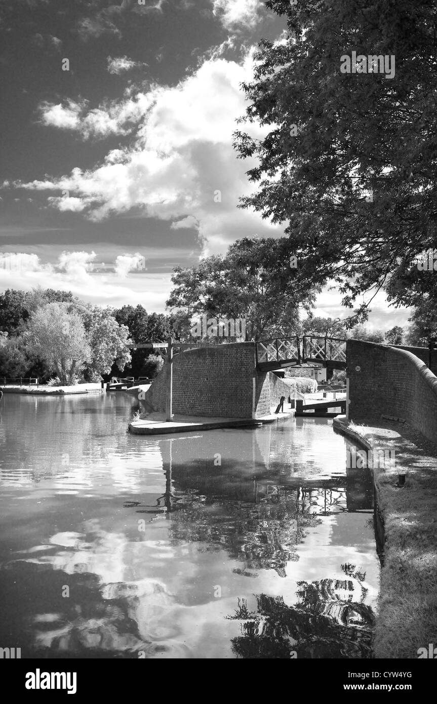 Réflexions à Kingswood Junction en noir et blanc, sur le Canal de Stratford Upon Avon, Warwickshire, England, UK Banque D'Images