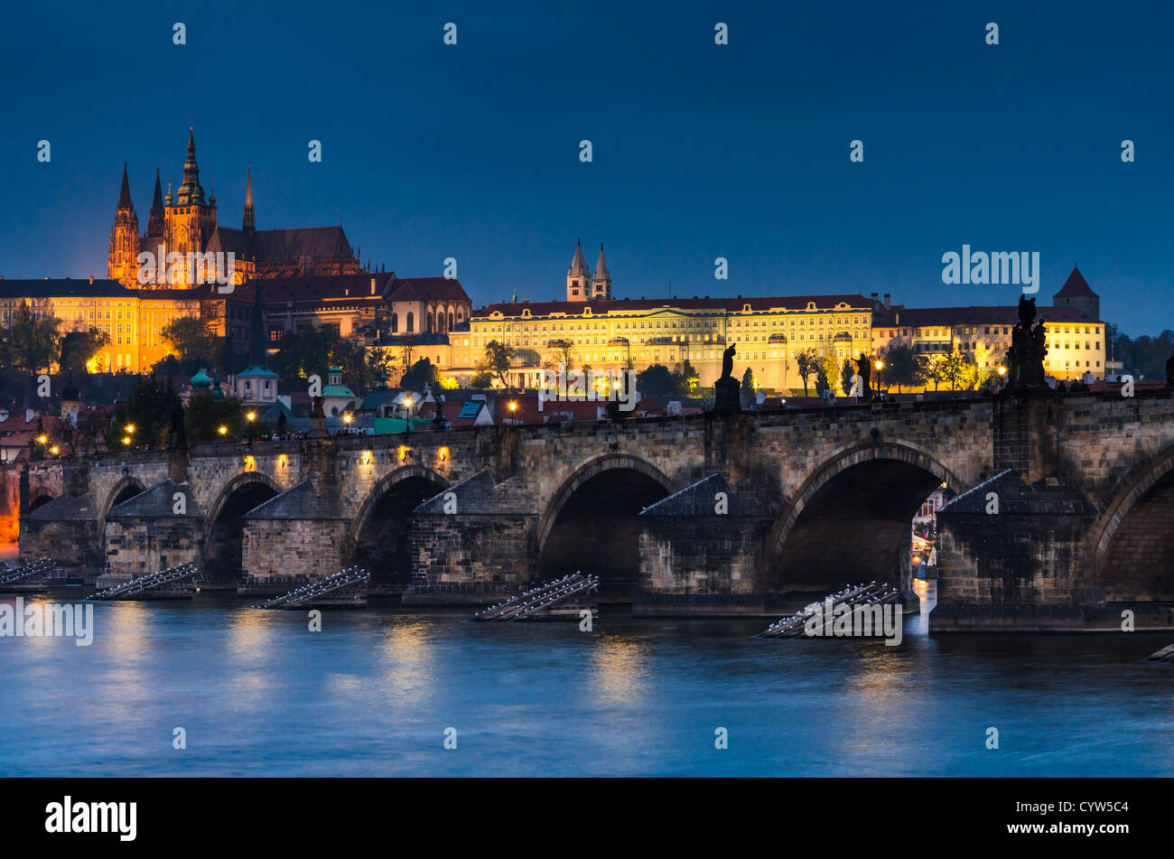 Le Château de Prague (construit en style gothique) et le Pont Charles sont les symboles de la capitale tchèque, construit à l'époque médiévale. Twilight Banque D'Images