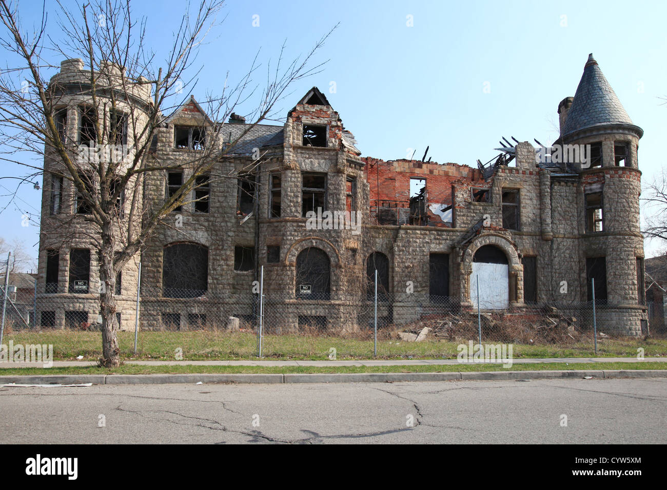 Bâtiment résidentiel abandonné dans le parc de la brosse, Detroit, Michigan Banque D'Images