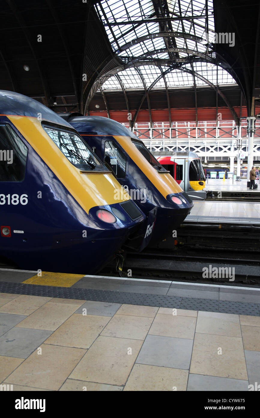 Deux trains diesel First Great Western à Paddington Banque D'Images